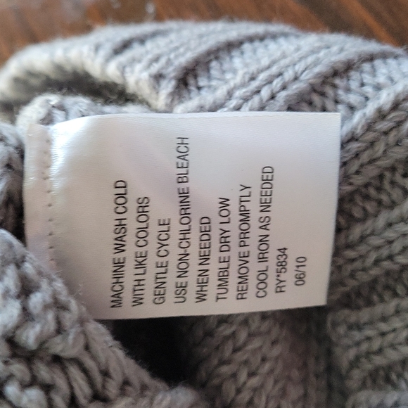 H&M Cropped Sweater - Picture 9 of 9